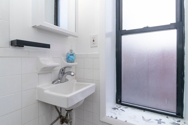 Building Photo - 248 E 91st St