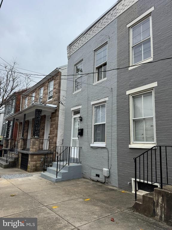 Building Photo - 122 W All Saints St