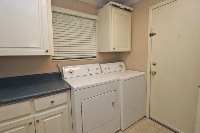 Building Photo - Your Next College Pad – 2BR/1BA, Pets Welcome, Washer/Dryer