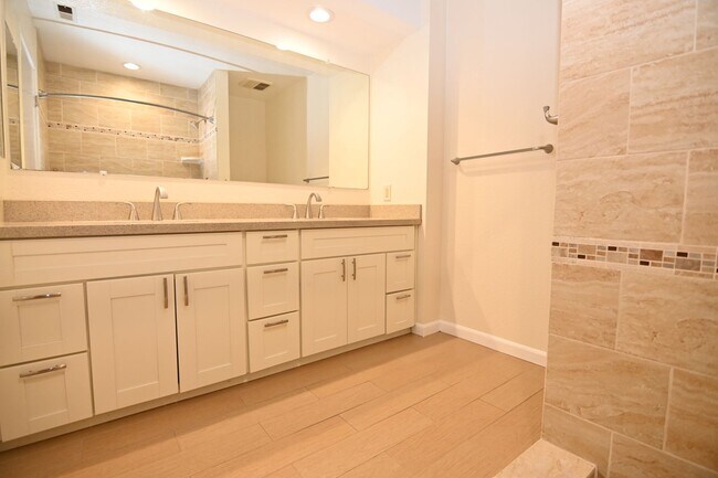 Building Photo - Nicely upated 2 Story Townhouse at Mansion Park with 2 Master Suites.