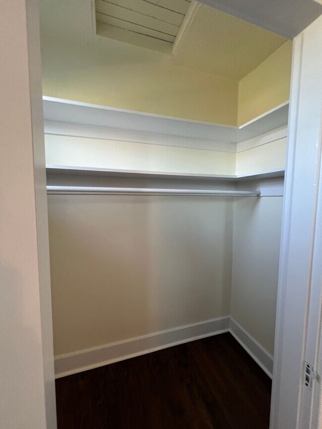 Building Photo - Now showing 2BR 1 Bath Townhouse!