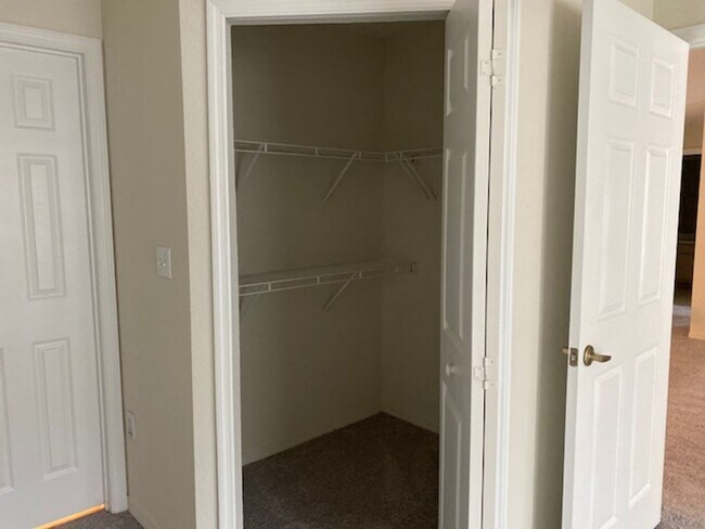 Building Photo - Spacious 1st Floor 2 Bed, 2 Bath Condo with New Carpet | Gated Community Near Universal Studios!