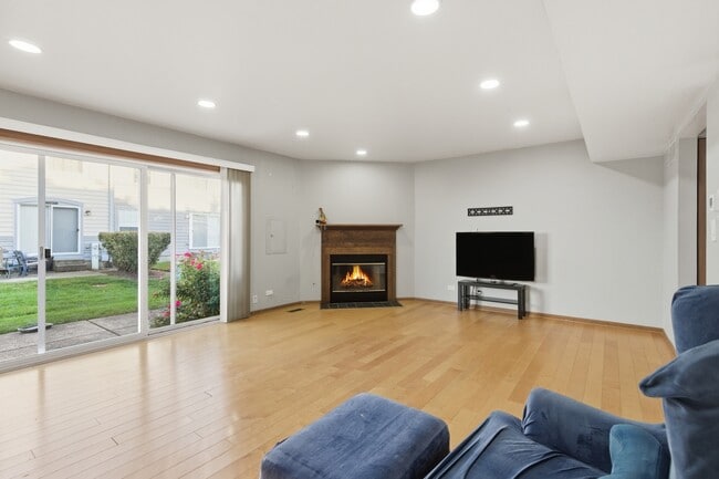 Building Photo - 1297 Woodlake Dr