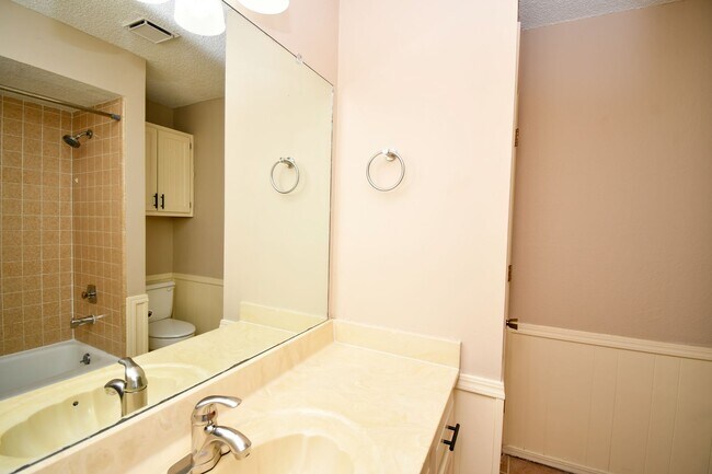 Building Photo - Well-maintained 3-bedroom, 2-bath ranch-style home