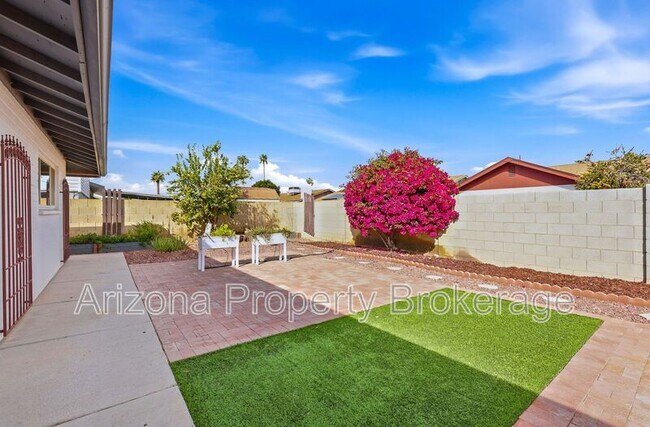 Building Photo - 1704 E Bell De Mar Dr