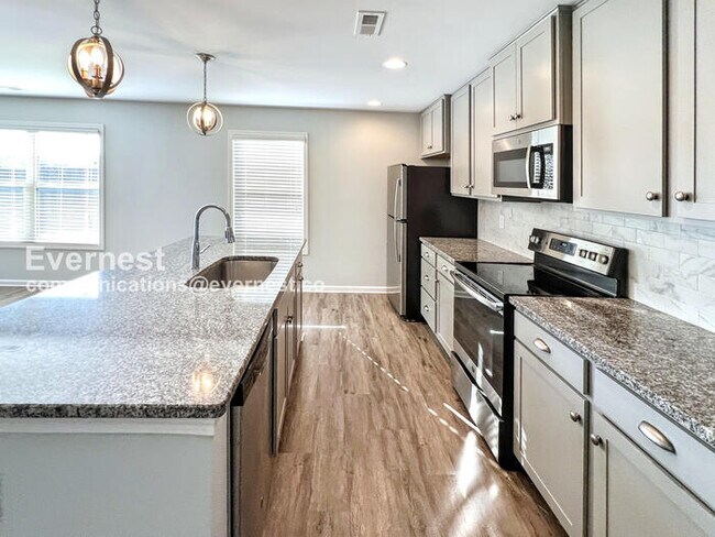 Building Photo - 4 Bed, 2 Bath Home with Fenced Yard & Garage / Pet-Friendly / Coming Soon!