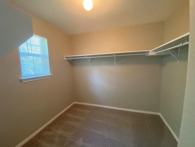 Building Photo - 330 Mistletoe Ln