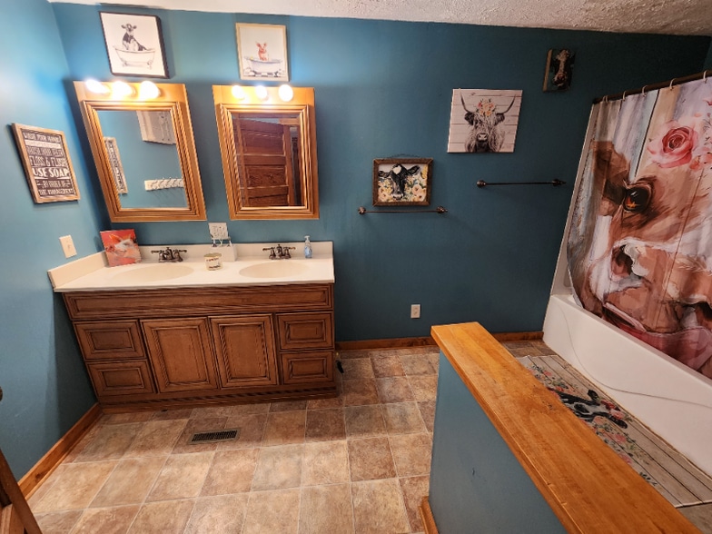 Building Photo - 410 S Parker Dr