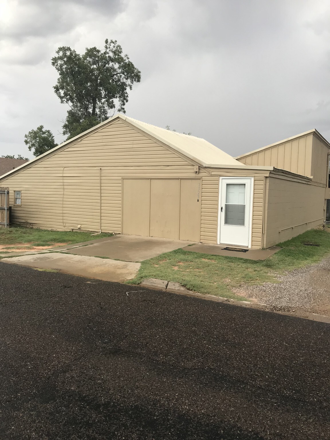 Private cottage entry w/parking space - 1523 N Alleghaney Ave