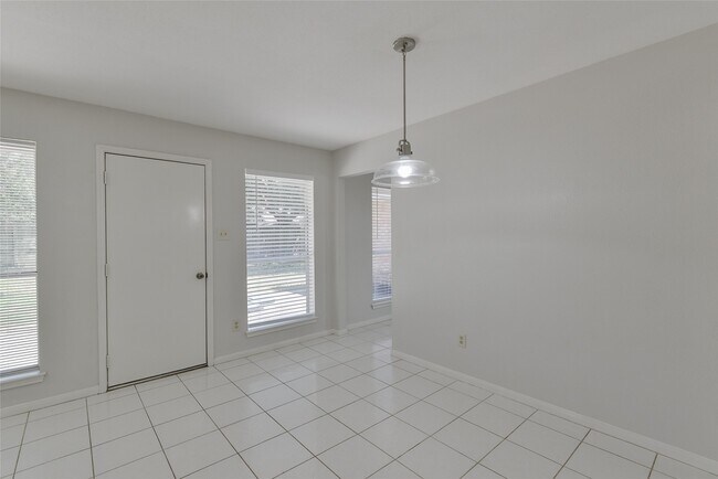 Building Photo - 2311 Old Oak Ln