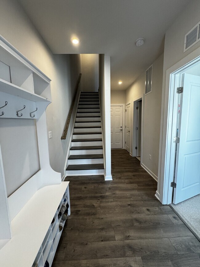 Building Photo - Luxurious 4-Bedroom Townhouse with 3.5 Bat...