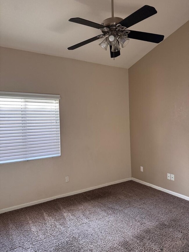 Building Photo - 979 E Brentrup Dr