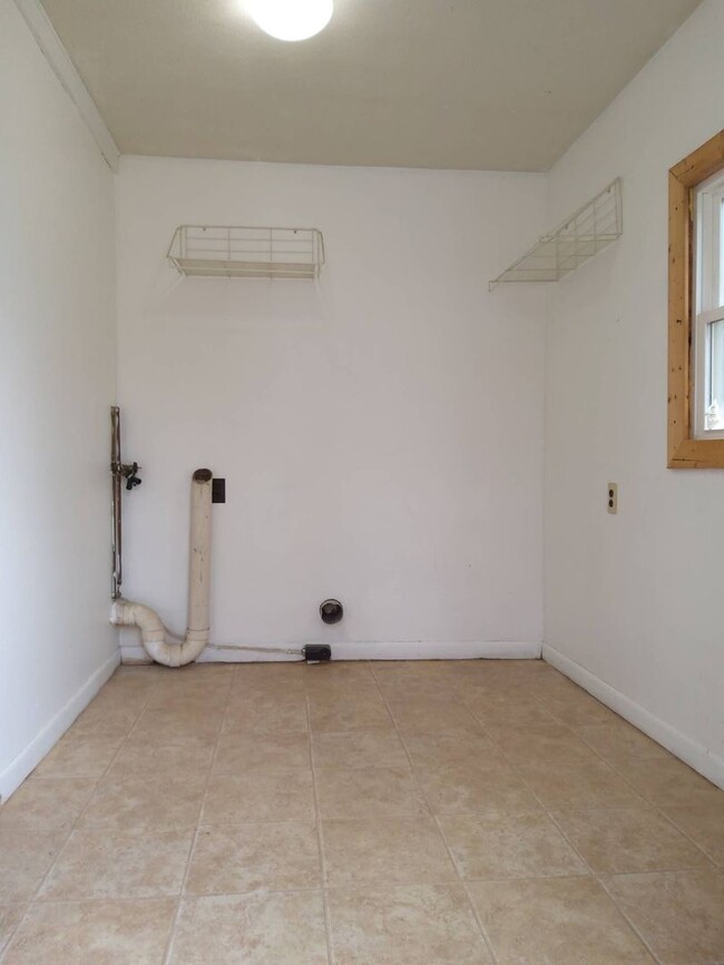 Building Photo - 2 Bedroom Single Family Home - Open Concep...