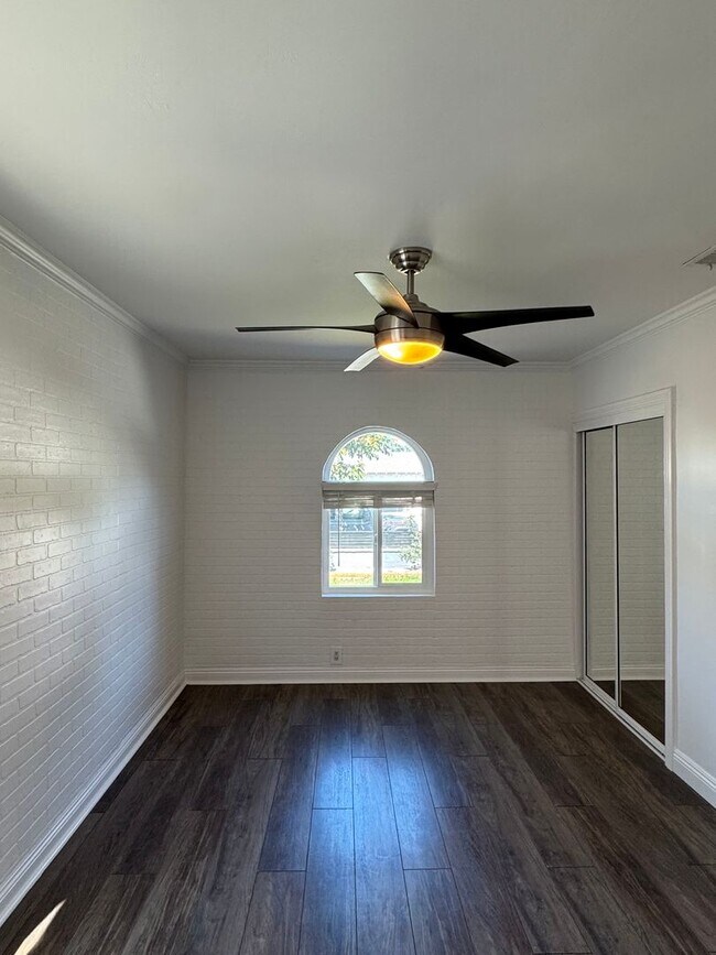 Building Photo - !! MOVE-IN SPECIAL !!  Bright Carson Front House Duplex with Modern Finishes