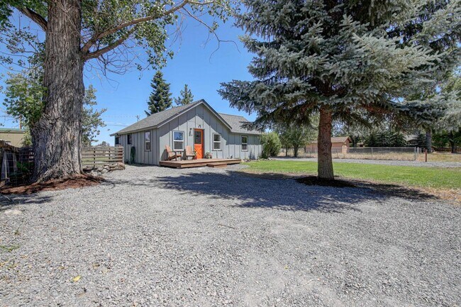 Building Photo - Crisp Remodeled 3-Bdr in Heart of Sisters! ***Move-in Special***