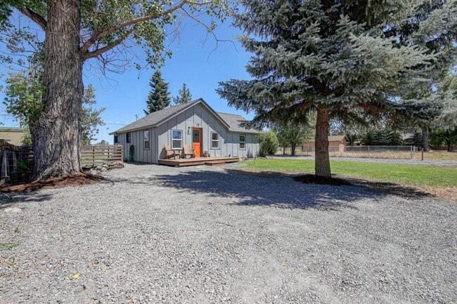 Building Photo - Crisp Remodeled 3-Bdr in Heart of Sisters!