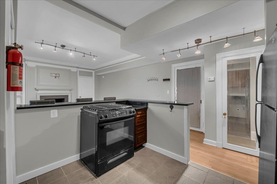 Building Photo - 2900 E Jefferson Ave