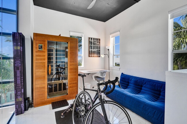 Building Photo - 365 SE 6th Ave