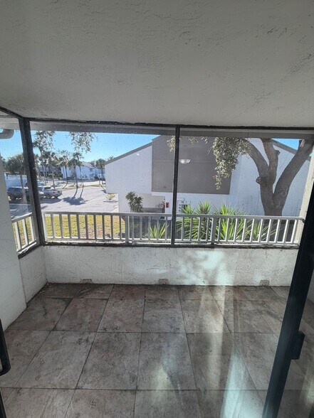 Building Photo - 2025 Lakewood Club Dr S