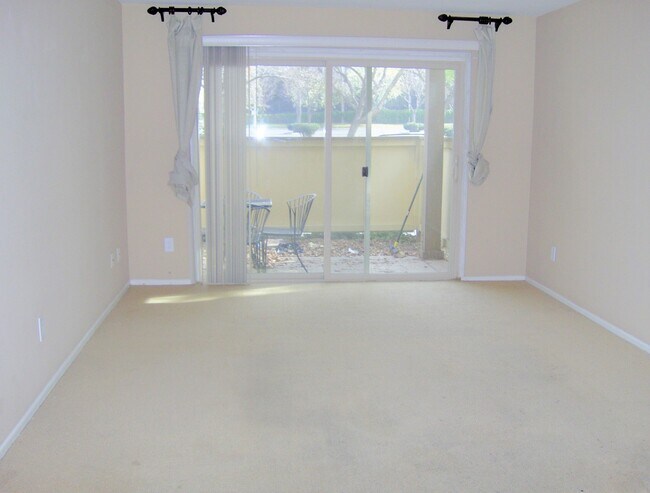 Building Photo - Nice 2 Bedroom 1.25 Bath close to UCR in R...