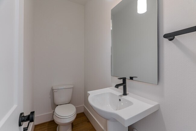 Building Photo - 7605 Victory Dr