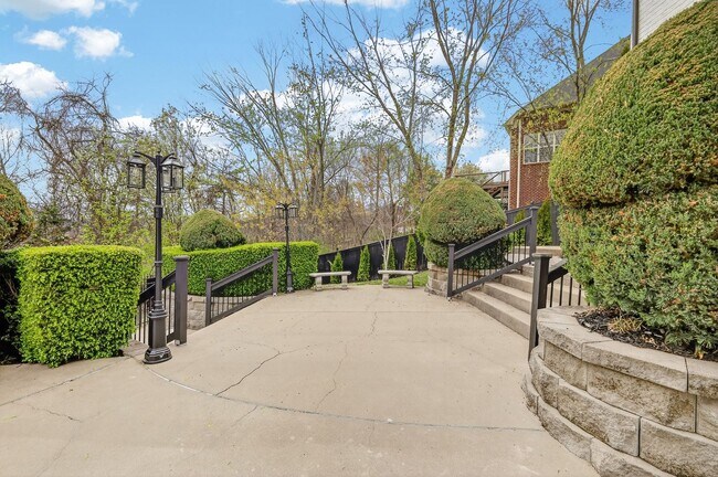 Building Photo - Beautiful 6BR Executive Brentwood Home with Pool