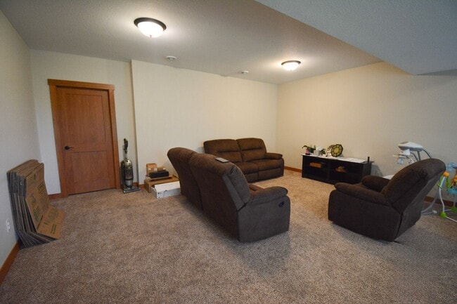 Building Photo - Spacious 4-Bedroom Home with Scenic Views ...