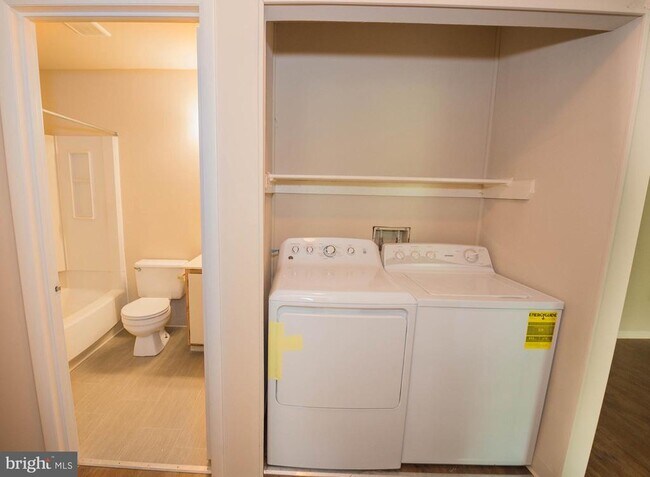 Building Photo - 803 College Ln