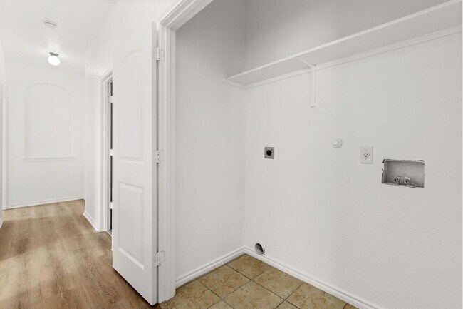 Building Photo - 586 Creekside Cir