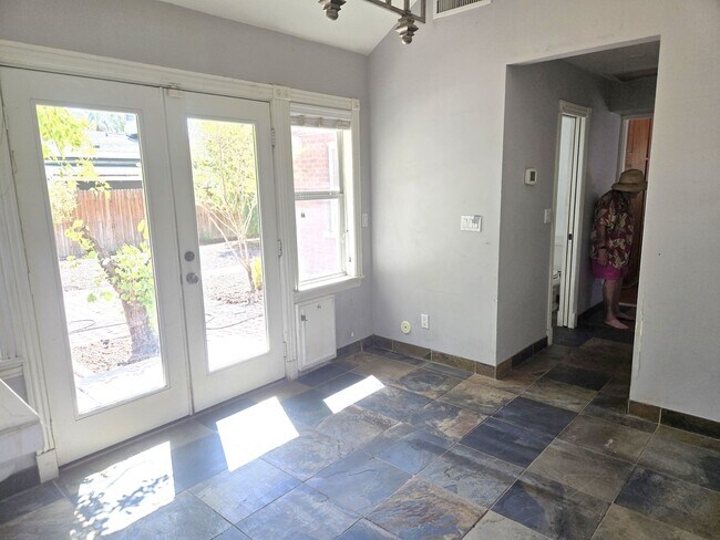 Building Photo - 1406 E Earll Dr