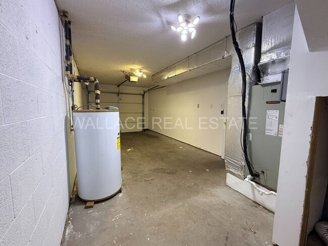 Building Photo - 4 BEDROOM, 3.5 BATHROOM HOME IN BEXHILL!