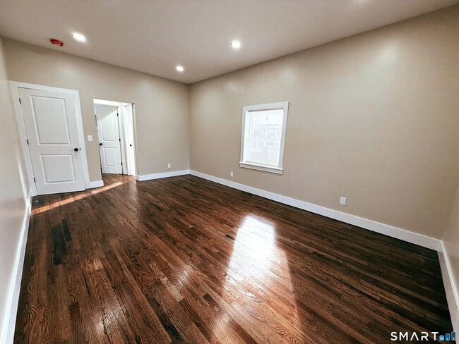 Building Photo - 260 Robin St