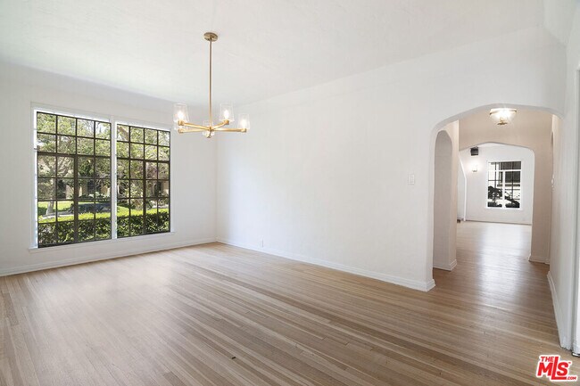 Building Photo - 342 N Orange Dr