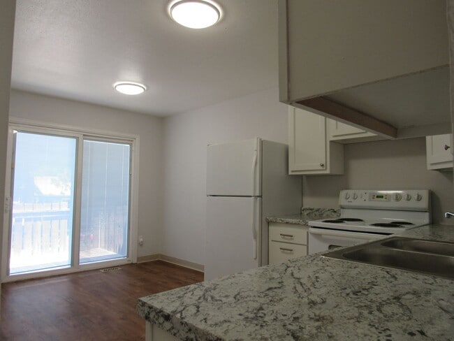 Building Photo - Remodeled Huge 4 Bedroom Townhome