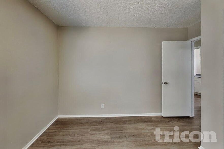 Building Photo - 7527 Ledgebrook Dr