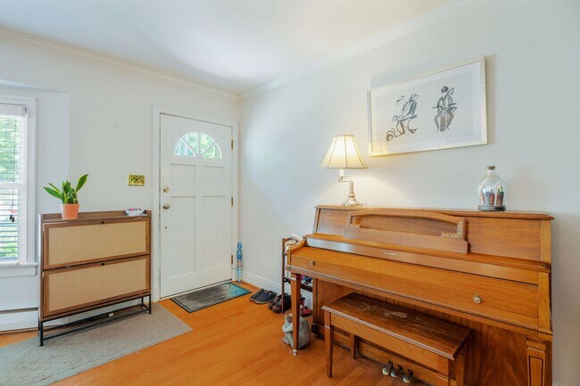 Building Photo - Beautiful Single-Level Home with In-Law Suite and Expansive Yard ***Available Early August 2026***