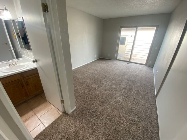 Building Photo - Spacious Aurora Townhome