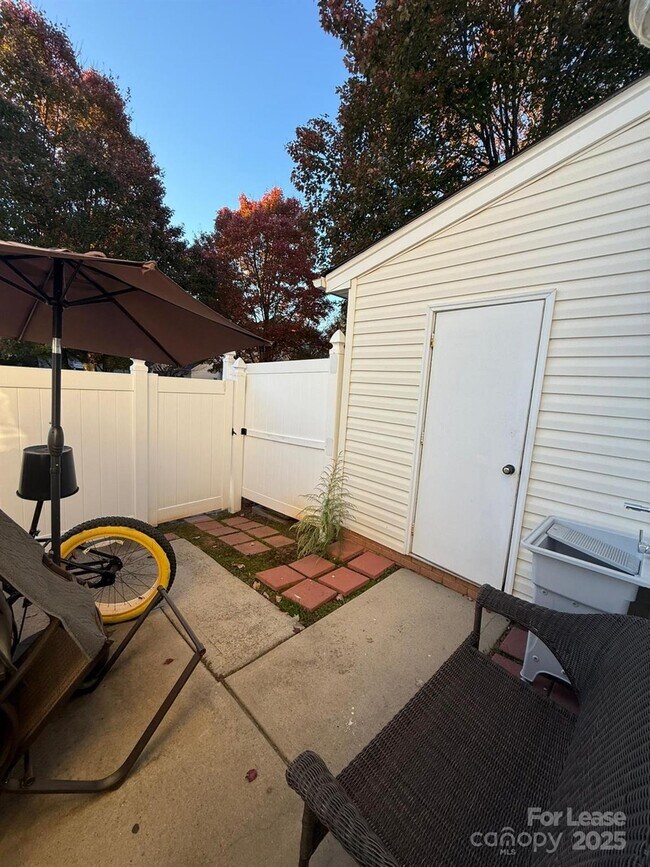 Building Photo - 18506 Oakhurst Blvd