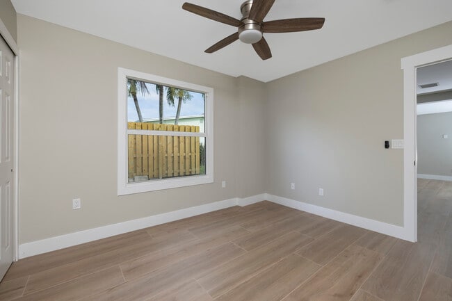 Building Photo - 1036 NE Wright Ave