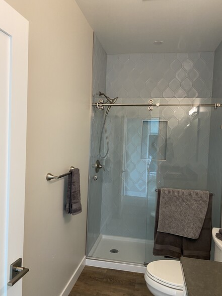 Bathroom - shower - 3662 Quimby St