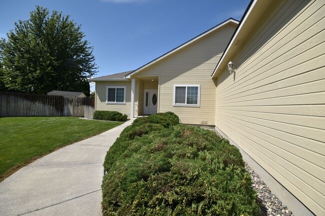 Building Photo - Cozy Pet-Friendly Rental in a Quiet Kennew...