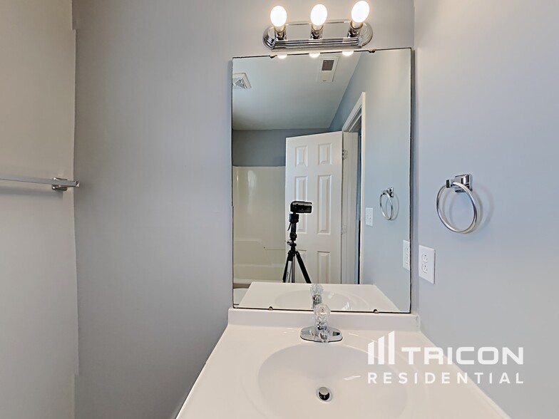 Building Photo - 5814 Coral Ridge Ln