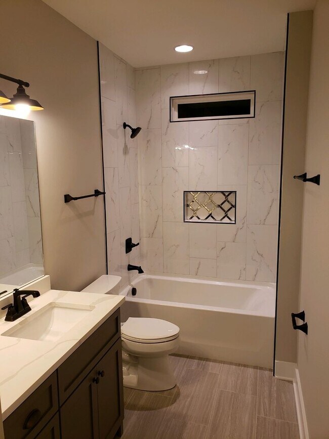 Building Photo - Charming 3-Bedroom, 2.5-Bath Home in Prime Downtown Nashville Location