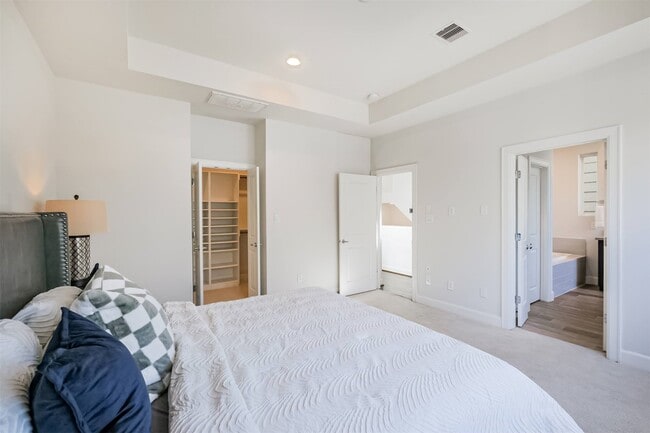 Building Photo - 946 W 18th St