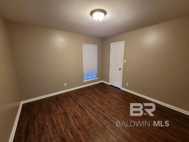 Building Photo - 105 Lively Cir