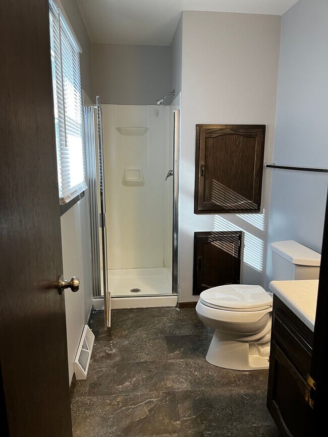 Building Photo - 3 Bed/3 Bath with Fenced in Yard!