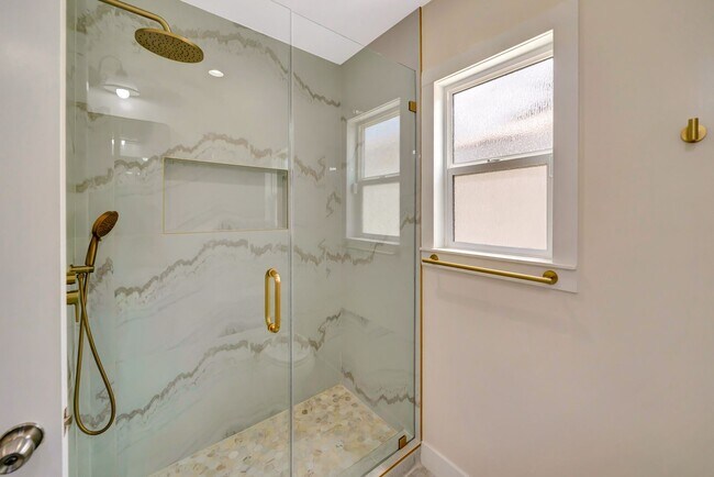 Building Photo - 10951 Whitegate Ave