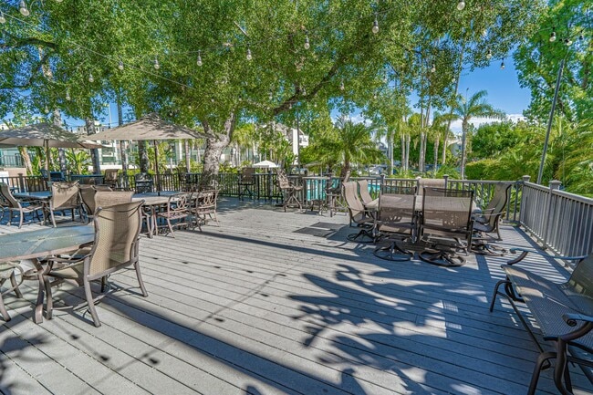 Building Photo - Warner Center 1 Bedroom Condo for Rent in Woodland Hills!