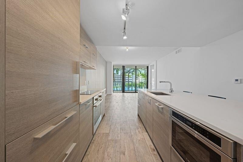 Building Photo - 650 NE 32nd St