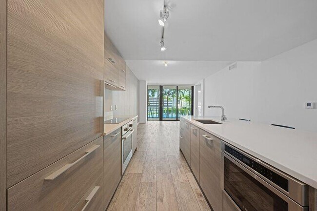 Building Photo - 650 NE 32nd St